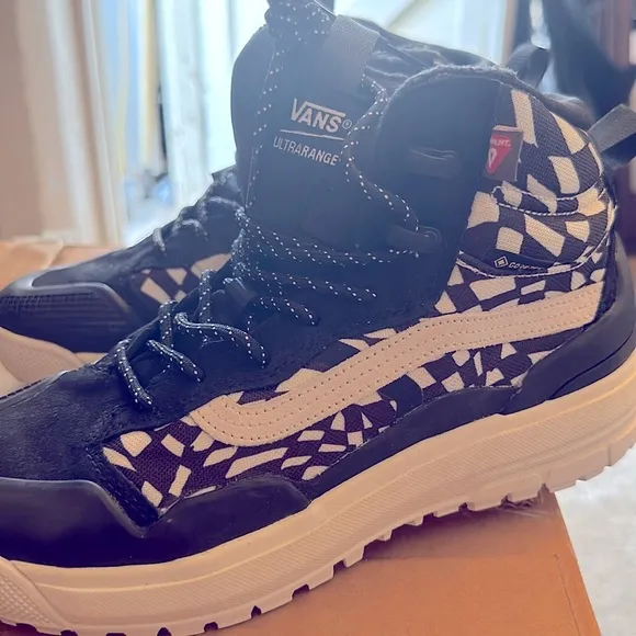 #44❤️ BNWT Vans UltraRange EXO Hi GTX checked sneakers in black
