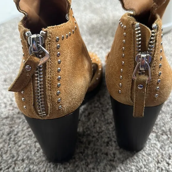 ARIAT Tow 24  tan studs open two sandles size 7/8