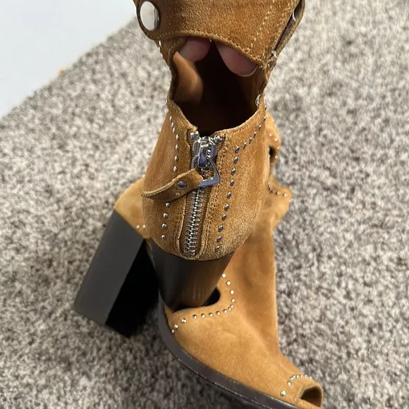 ARIAT Tow 24  tan studs open two sandles size 7/8