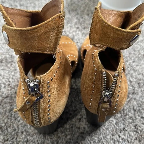 ARIAT Tow 24  tan studs open two sandles size 7/8