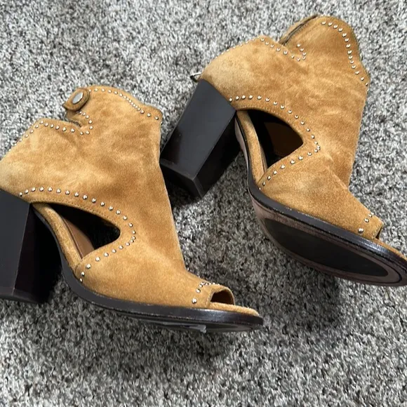 ARIAT Tow 24  tan studs open two sandles size 7/8