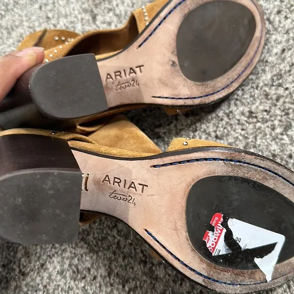 ARIAT Tow 24  tan studs open two sandles size 7/8