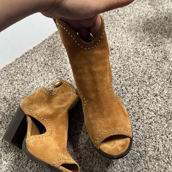 ARIAT Tow 24  tan studs open two sandles size 7/8