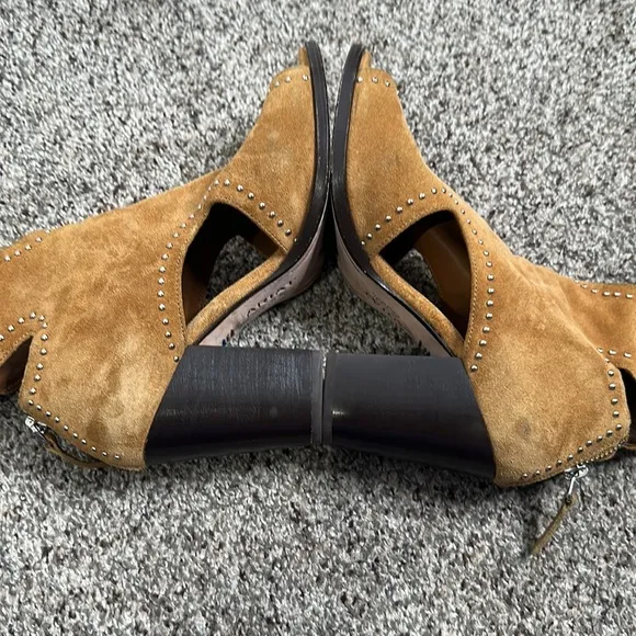 ARIAT Tow 24  tan studs open two sandles size 7/8