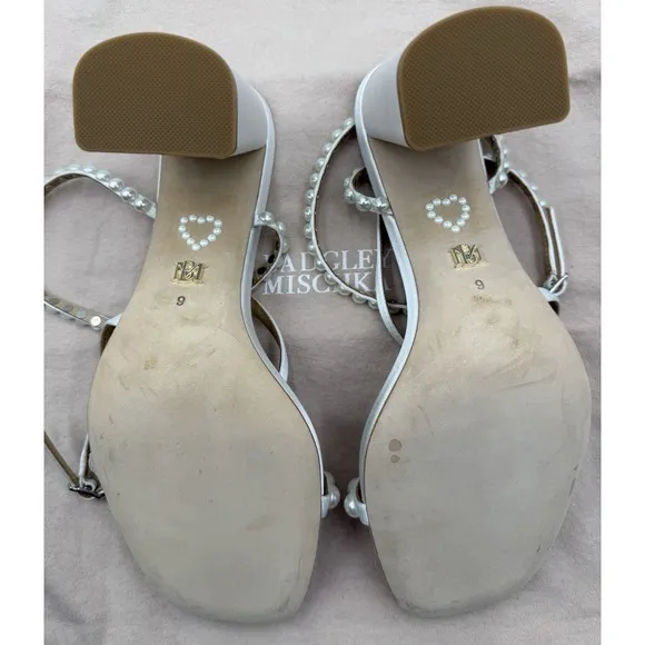 Badgley Mischka Feisty Heels SZ US 9 White Embellished Pearl Satin NIB Display