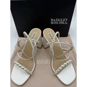 Badgley Mischka Feisty Heels SZ US 9 White Embellished Pearl Satin NIB Display