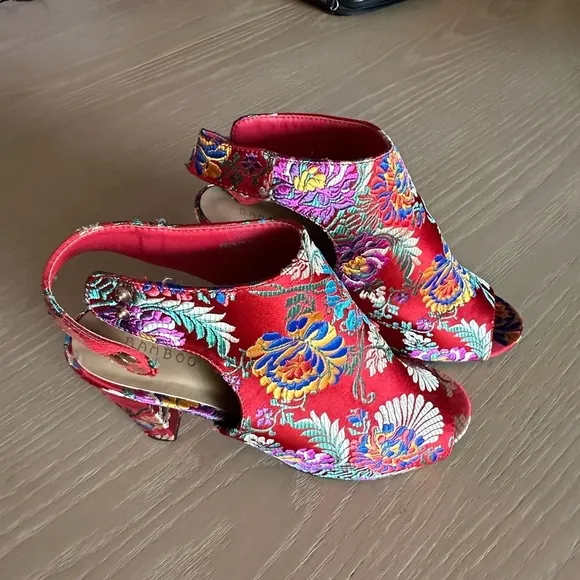 Bamboo Floral Embroidered Block Heel Sandals - Size M