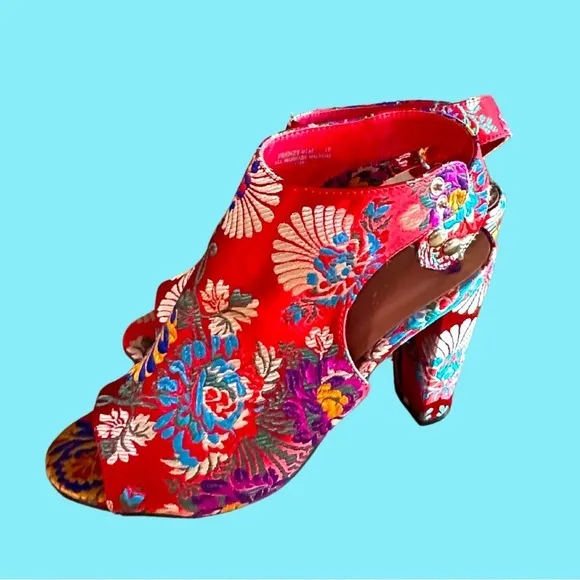 Bamboo Floral Embroidered Block Heel Sandals - Size M