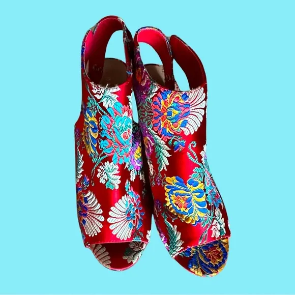 Bamboo Floral Embroidered Block Heel Sandals - Size M