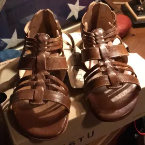 Bedstu Cara sandals size 9.5