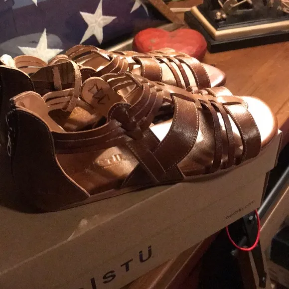 Bedstu Cara sandals size 9.5