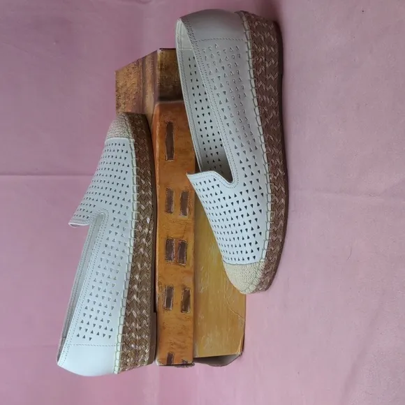 Bella Vita White Leather Channing Cap Toe Metallic Detail Espadrilles size 9 N