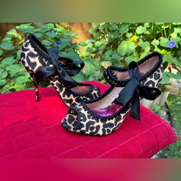Betsey Johnson Calandra Leopard Print Ribbon Tie High Heel Sandals Size 8.5 NWOB