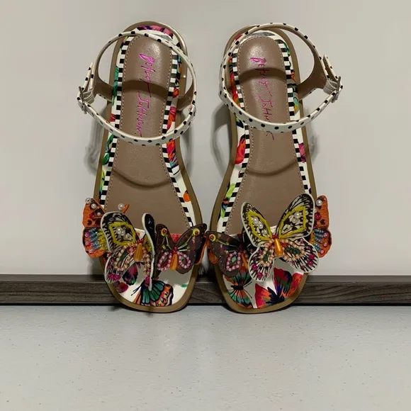 Betsey Johnson Dacie White Butterfly Sandal-Size 4 (Big Girl)/6 Women’s New