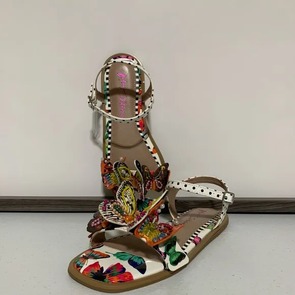 Betsey Johnson Dacie White Butterfly Sandal-Size 4 (Big Girl)/6 Women’s New