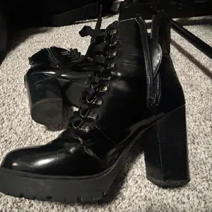 Black Ankle High Heel Combat Moto Chunky Mountain Boots size 9 Women Fall (6 mx)