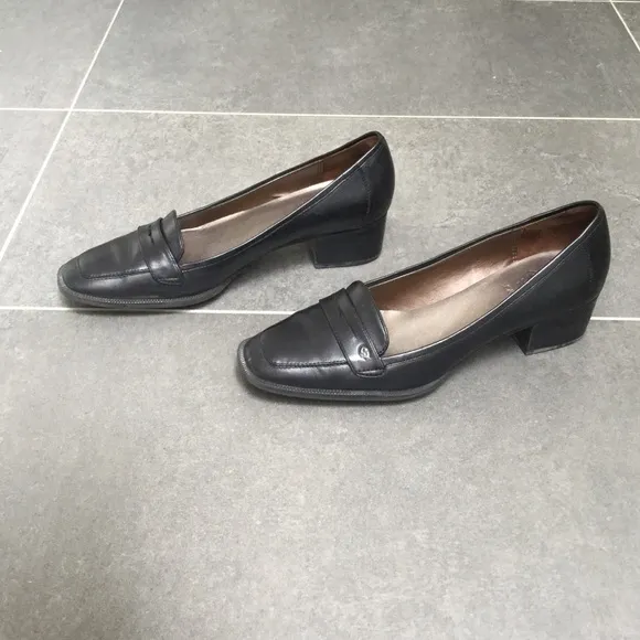 Black leather Circa Joan and David chunk heels, size 6.5