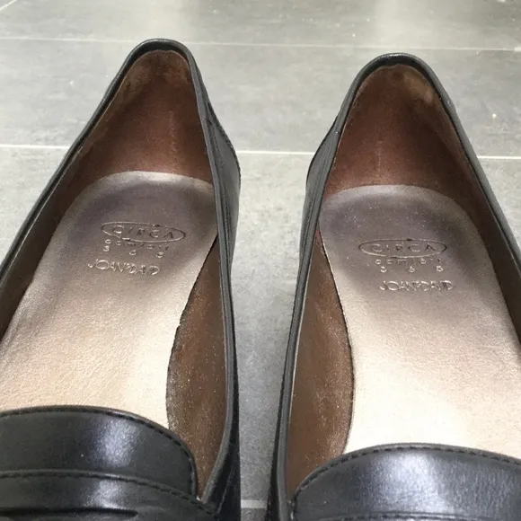 Black leather Circa Joan and David chunk heels, size 6.5