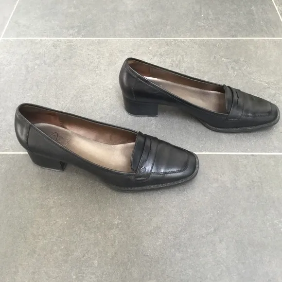 Black leather Circa Joan and David chunk heels, size 6.5