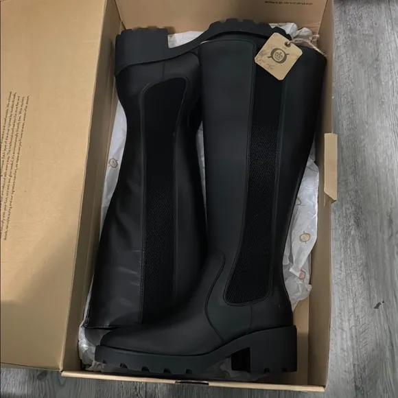 Born Black Heeled Galdot Boots with Chunky Heel