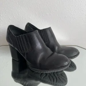 BORN Black Leather Western Breckin Low Ankle Chunky Block Heel Slip On Boots
