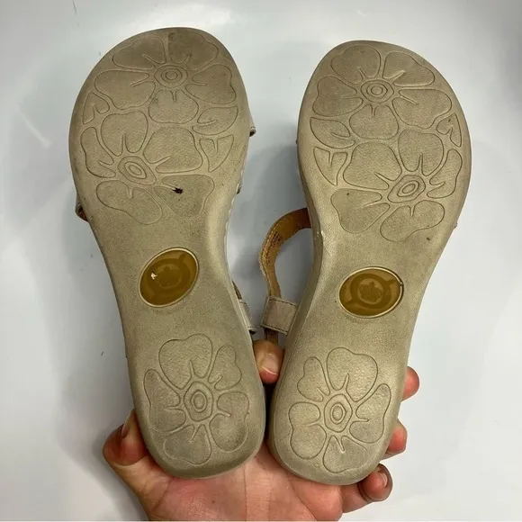 Born Idella wedge leather sandals tan size 9
