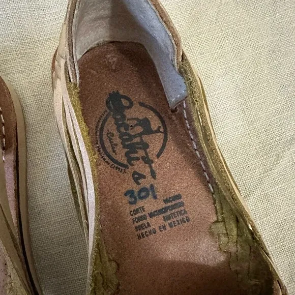 CACAHI'S CACLE'S Girls Gold Leather Tasseled Huaraches Sandals MEXICO MADE
