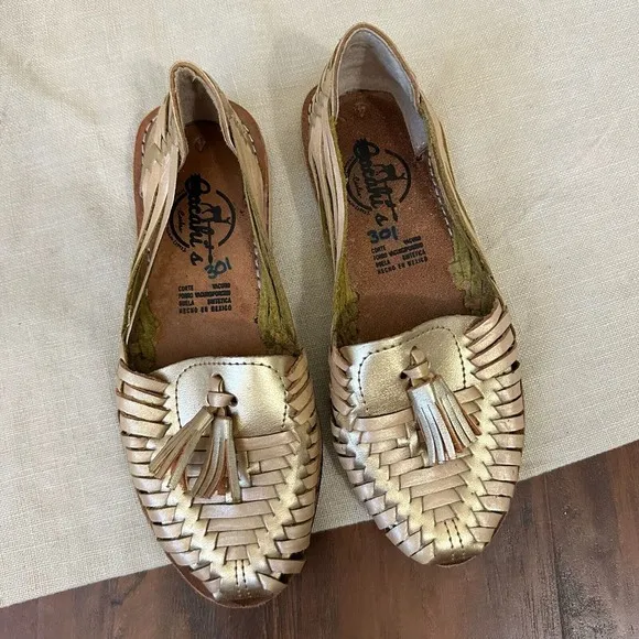 CACAHI'S CACLE'S Girls Gold Leather Tasseled Huaraches Sandals MEXICO MADE