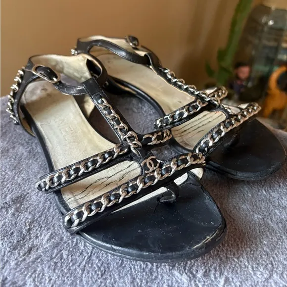 Chanel black leather sandals with silver chain