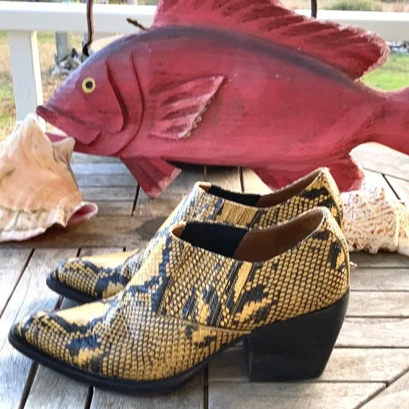 Chloe Rylee Low Boot 🥾 Snake Skin Python Print One of the &quot;It&quot; Patterns Luxe