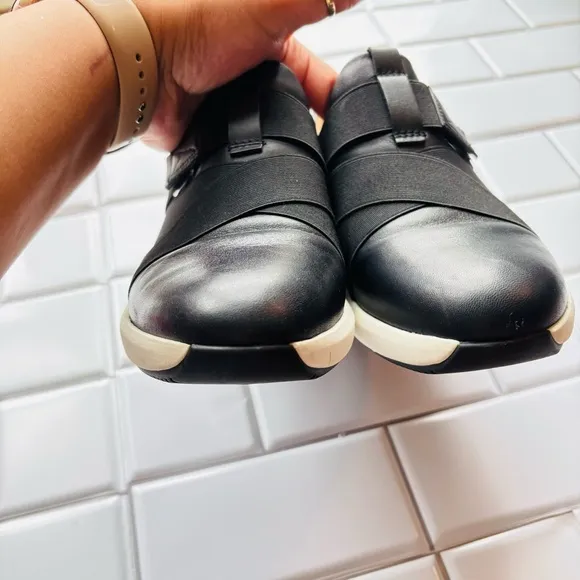 Clarks Black Un Rio Strap Sneakers Size 9.5M