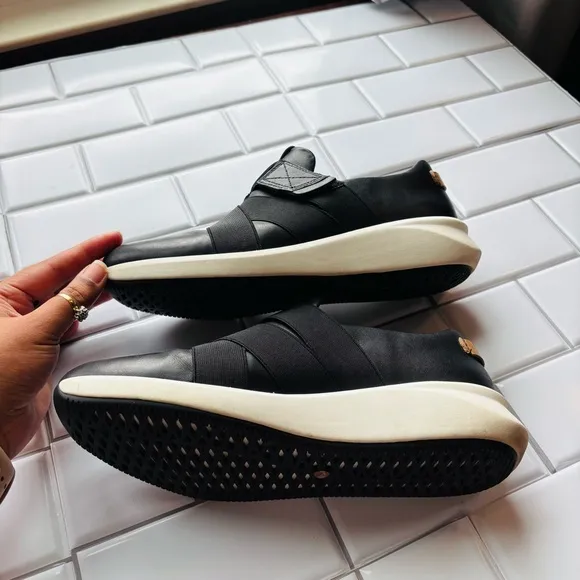 Clarks Black Un Rio Strap Sneakers Size 9.5M