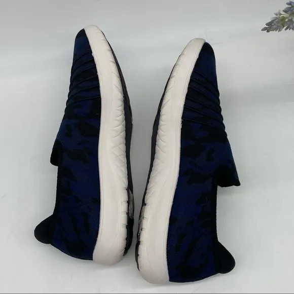 Clarks Cloudsteppers Adella Step Women's Slip-On Sneakers in blue camo size 7.5M