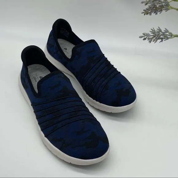 Clarks Cloudsteppers Adella Step Women's Slip-On Sneakers in blue camo size 7.5M