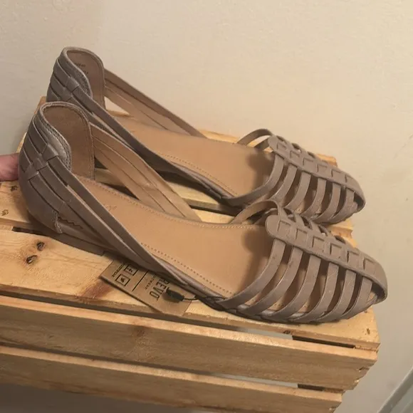 Crevo Women's Tan Strappy Flats