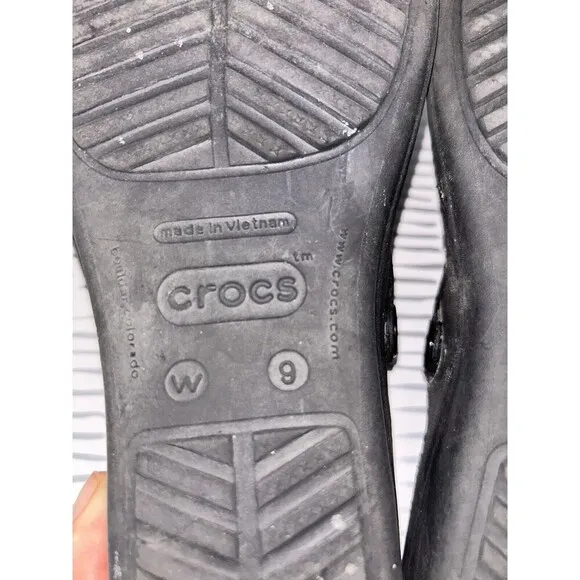 Crocs Women's Sanrah Wedge Sandals Circle Hammered Metal Accents Size 9 Black