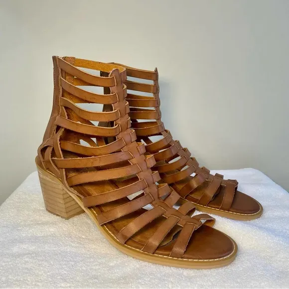 Crown Vintage Brown Leather Gladiator Sandals. Stacked wood heel, women’s  9.5