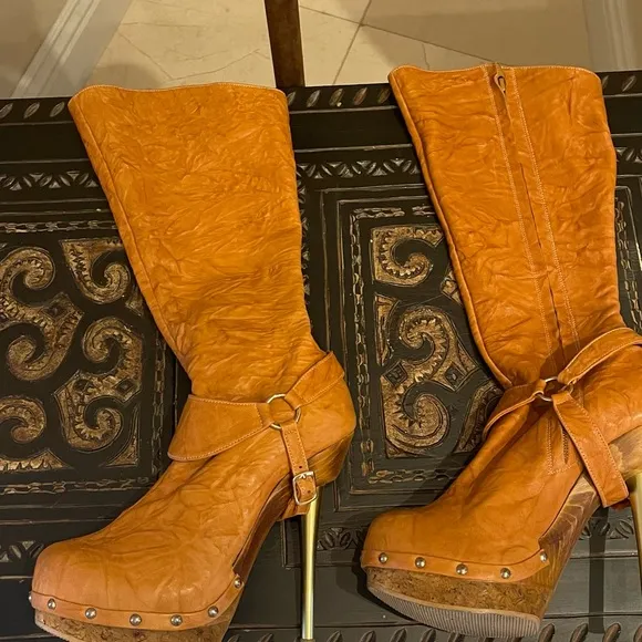 Custom made full leather inside and out, stiletto mid calf boots. Sz7