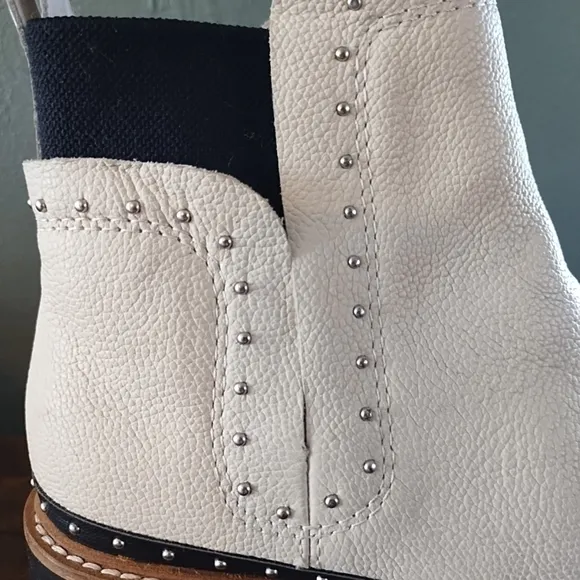 Dolce Vita Boots Women's 9 Huey Studded Pull On Bootie White Leather Chunky Heel