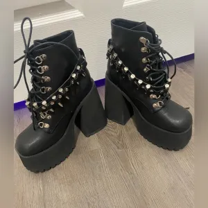 Dolls Kill / Widow Shot Caller Platform Boots