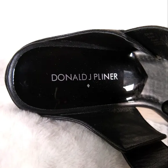 Donald J. Pliner Black Leather Wedge Sandals Textured Toe Strap Sz 9.5