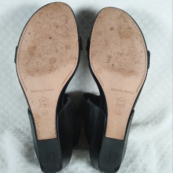 Donald J. Pliner Black Leather Wedge Sandals Textured Toe Strap Sz 9.5