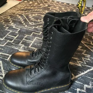 Dr. Martens Pisa Leather Mid Calf