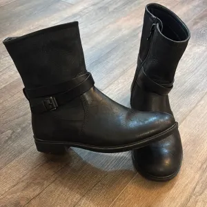 Ecco Women’s Black Leather Moto Boots Size 4-4.5 35 with Buckle Detail Mid Calf
