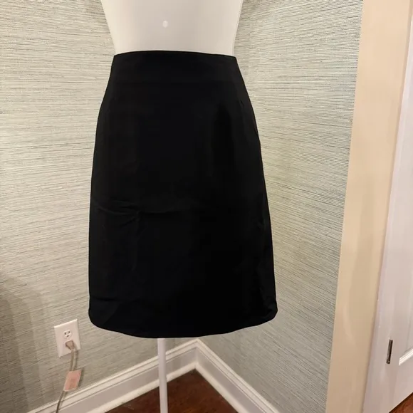 Emporio Armani Sz 8. Beautiful black lightweight wool suiting skirt.