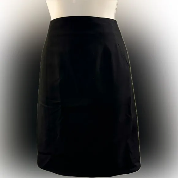 Emporio Armani Sz 8. Beautiful black lightweight wool suiting skirt.