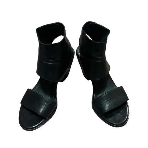 EUC - Eileen Fisher Arts Ankle Cuff Black Italian Leather Sandals - size 6