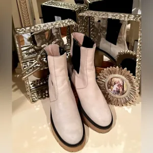 EUC Free People “James” Chelsea in Bone (White Cream) Sz: Euro 40 (US 10)