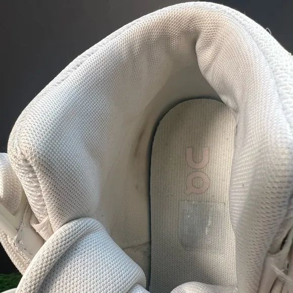 EUC - On Men's The Roger Clubhouse Mid 2 Sneakers Size:10.5