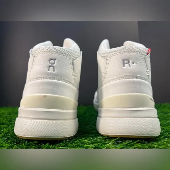 EUC - On Men's The Roger Clubhouse Mid 2 Sneakers Size:10.5